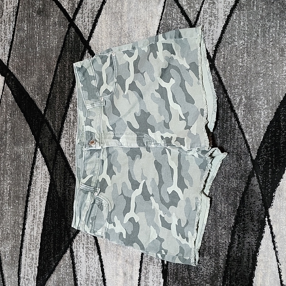 MAURICES HIGH-RISE CAMO RAW-EDGE DENIM JEAN SHORTS